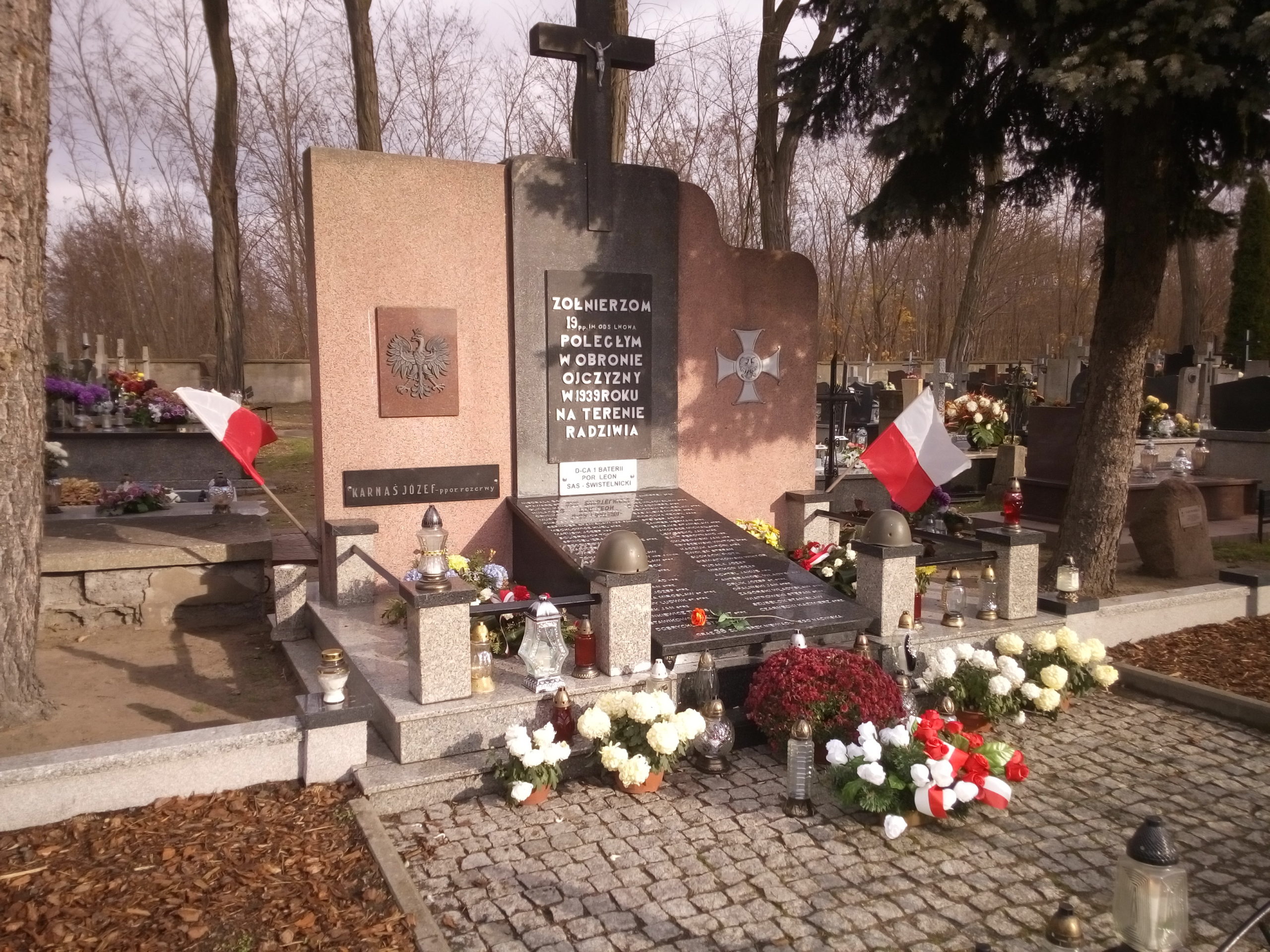 Pomnik i tablica upamiętniający Żołnierzy poległych w 1939 r. na terenie Radziwia